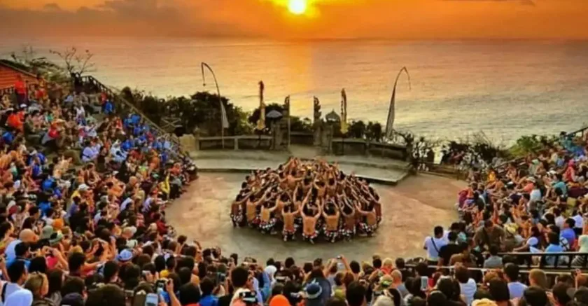 Tari Kecak di Tepi Samudra